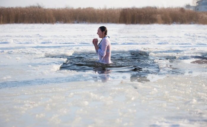 Женщина утонула в проруби на крещение фото женщина