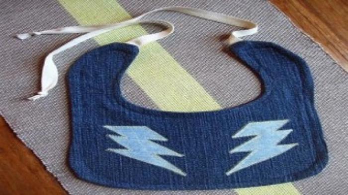 12 способов переделать старые джинсы в полезные мелочи для дома