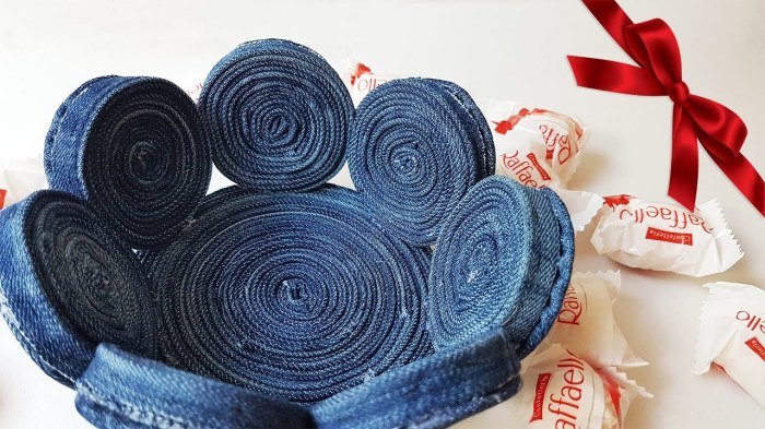 12 способов переделать старые джинсы в полезные мелочи для дома
