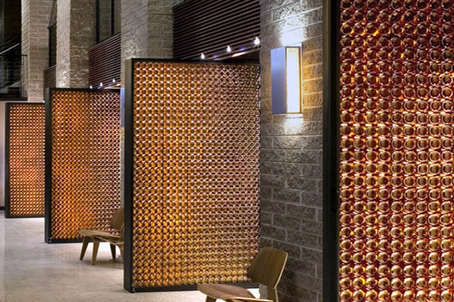 22 стильные и практичные вещи, которые несложно сделать из бутылок