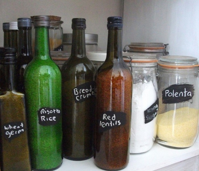 22 стильные и практичные вещи, которые несложно сделать из бутылок