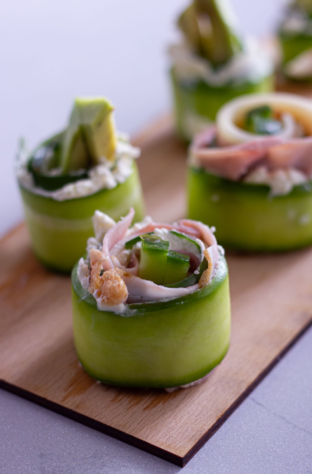 Закуска из огурцов с сыром и чесноком