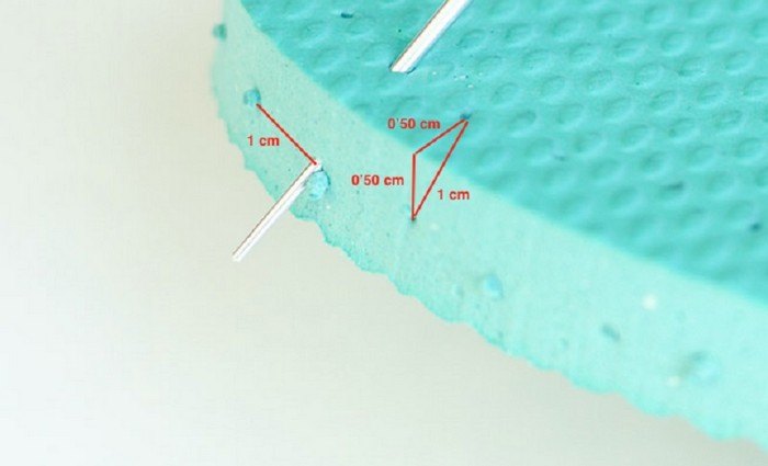 Бабушка взяла порванные шлёпанцы, «поколдовала» и обула всю семью: многим точно захочется повторить за ней!
