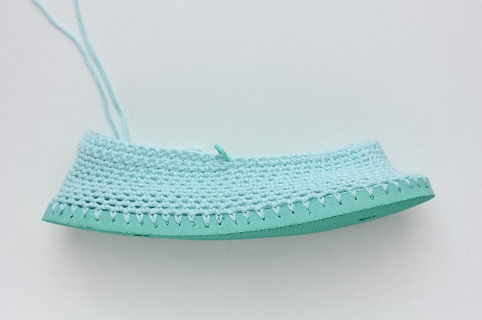 Бабушка взяла порванные шлёпанцы, «поколдовала» и обула всю семью: многим точно захочется повторить за ней!