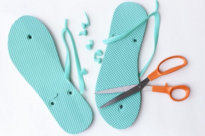 Бабушка взяла порванные шлёпанцы, «поколдовала» и обула всю семью: многим точно захочется повторить за ней!