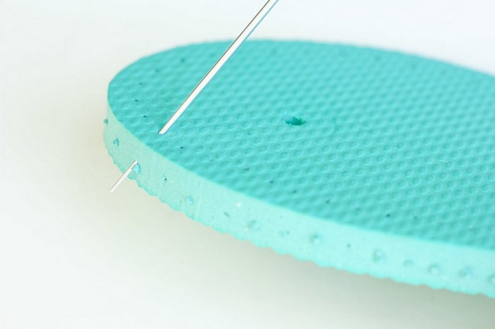 Бабушка взяла порванные шлёпанцы, «поколдовала» и обула всю семью: многим точно захочется повторить за ней!