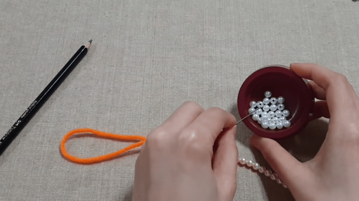 Декор из обычного карандаша и остатков пряжи