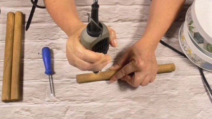 Идея, как превратить жестяные банки из-под печенья в предмет мебели