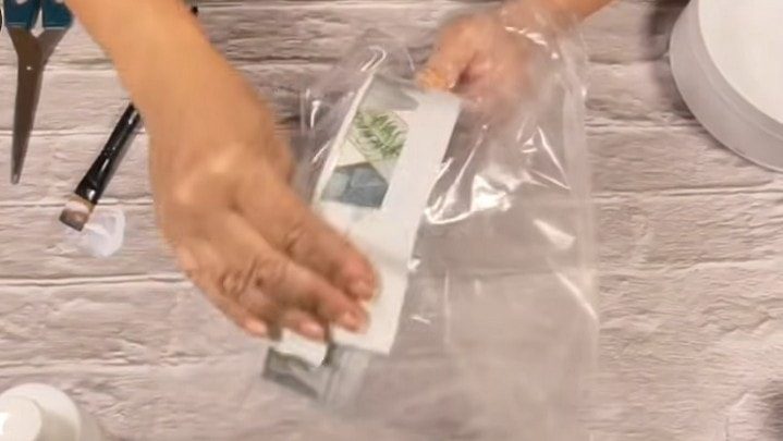 Идея, как превратить жестяные банки из-под печенья в предмет мебели