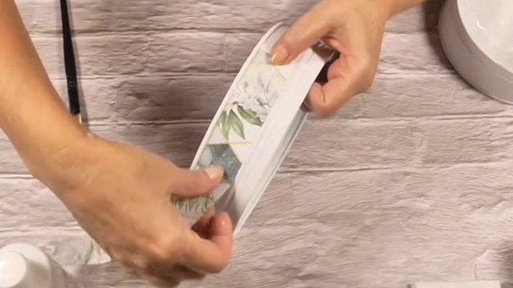 Идея, как превратить жестяные банки из-под печенья в предмет мебели