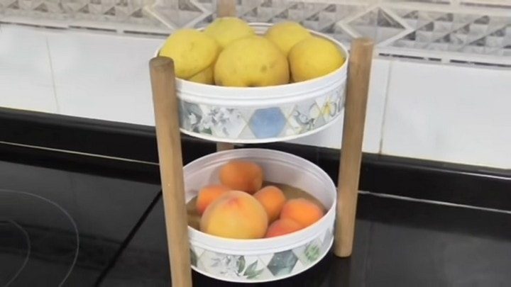 Идея, как превратить жестяные банки из-под печенья в предмет мебели