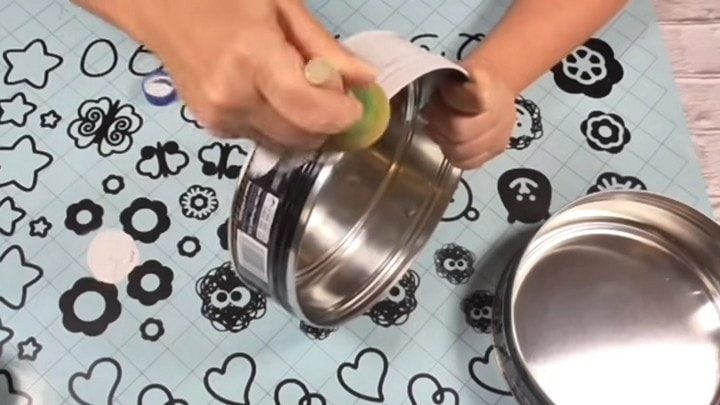 Идея, как превратить жестяные банки из-под печенья в предмет мебели