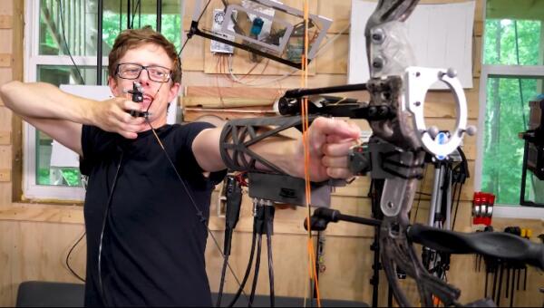 Ютубер показал на видео, как создал лук, который автоматически стреляет точно в цель