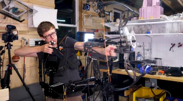 Ютубер показал на видео, как создал лук, который автоматически стреляет точно в цель