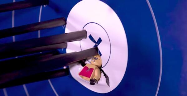 Ютубер показал на видео, как создал лук, который автоматически стреляет точно в цель