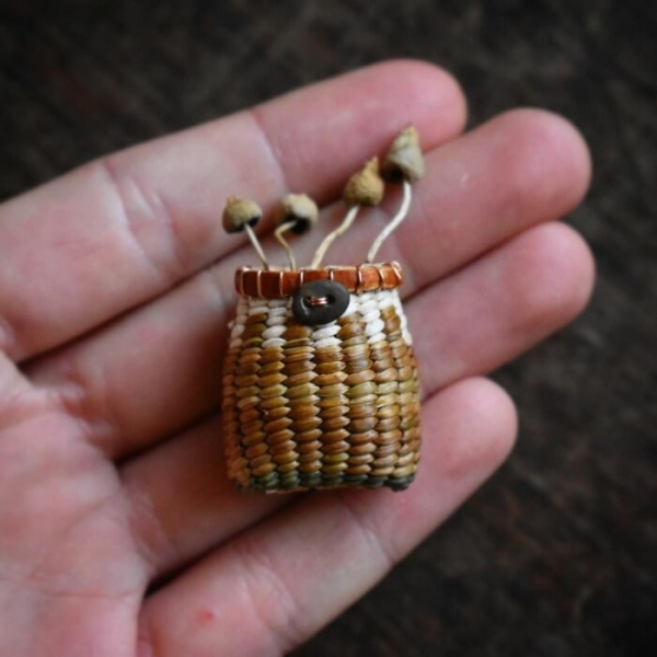 Ювелир плетёт крошечные корзинки из сухих растений