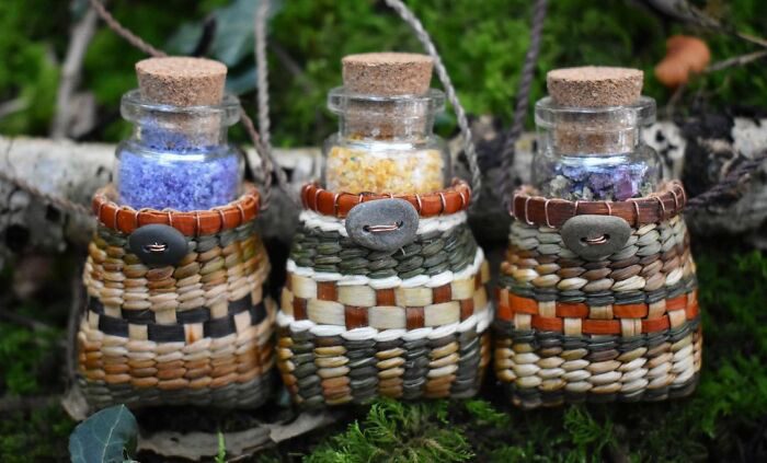 Ювелир плетёт крошечные корзинки из сухих растений