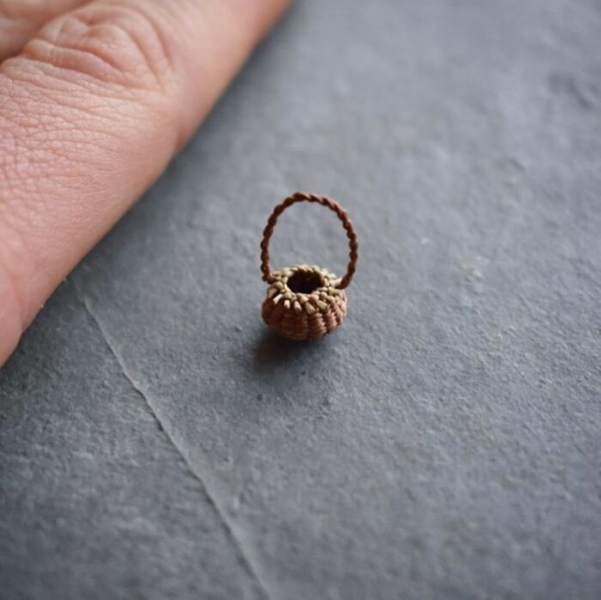 Ювелир плетёт крошечные корзинки из сухих растений