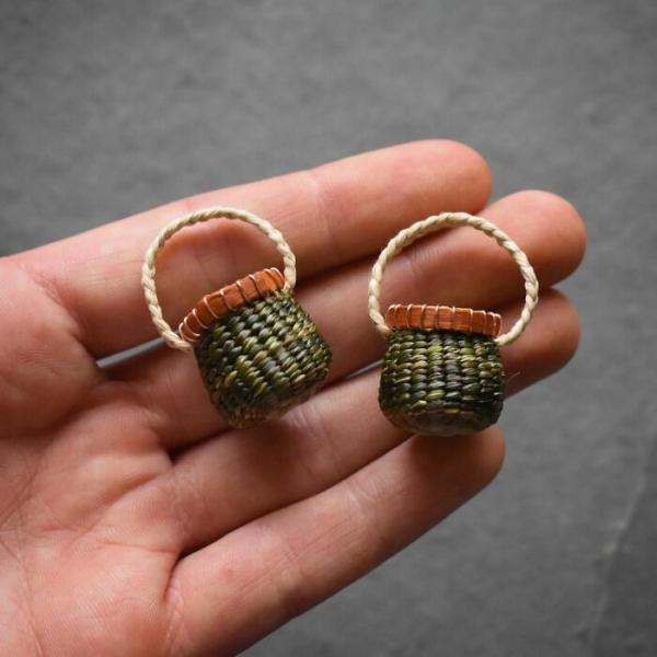 Ювелир плетёт крошечные корзинки из сухих растений