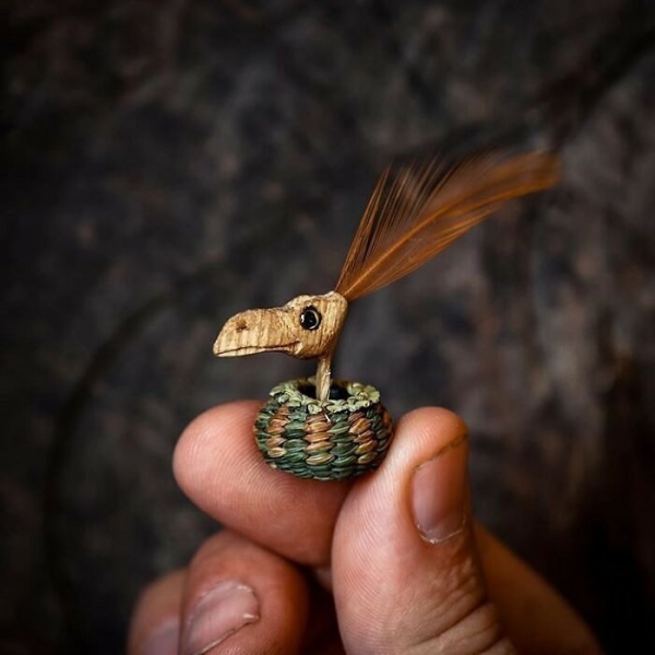 Ювелир плетёт крошечные корзинки из сухих растений