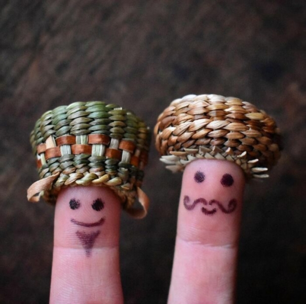 Ювелир плетёт крошечные корзинки из сухих растений