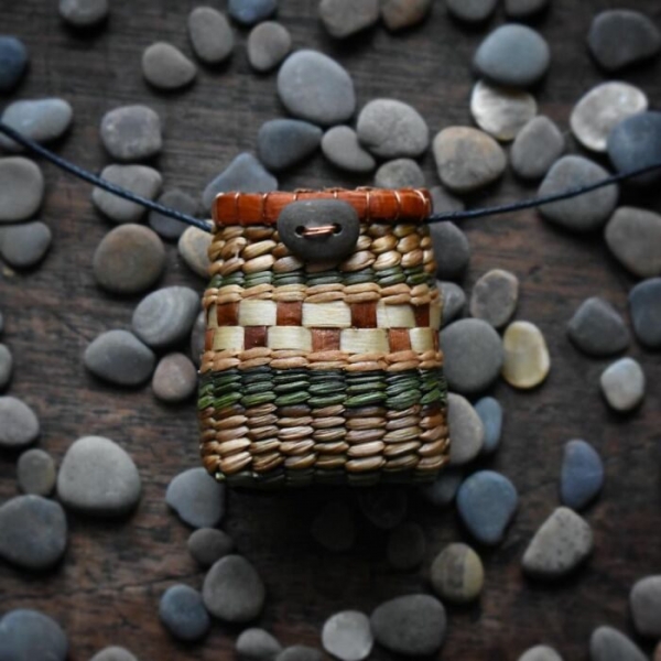 Ювелир плетёт крошечные корзинки из сухих растений