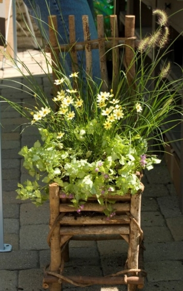 Как бесподобно оформить свой участок, используя ненужные деревянные доски и поленья