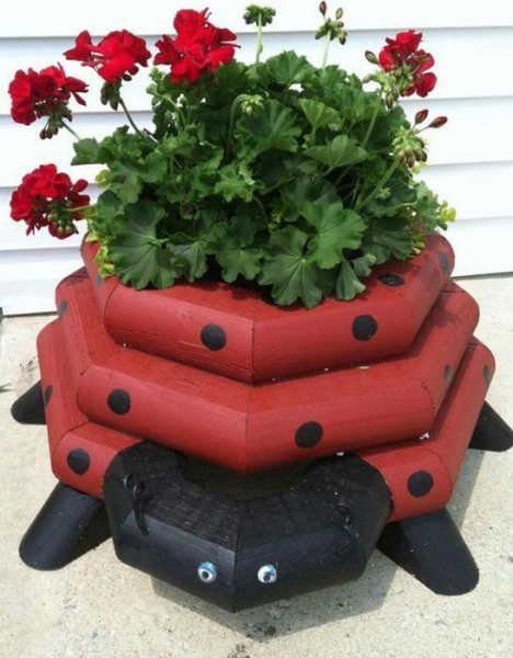 Как бесподобно оформить свой участок, используя ненужные деревянные доски и поленья