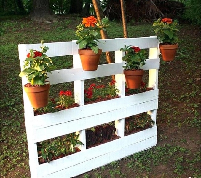 Как бесподобно оформить свой участок, используя ненужные деревянные доски и поленья