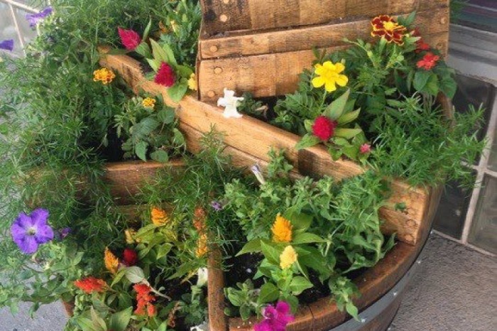 Как бесподобно оформить свой участок, используя ненужные деревянные доски и поленья