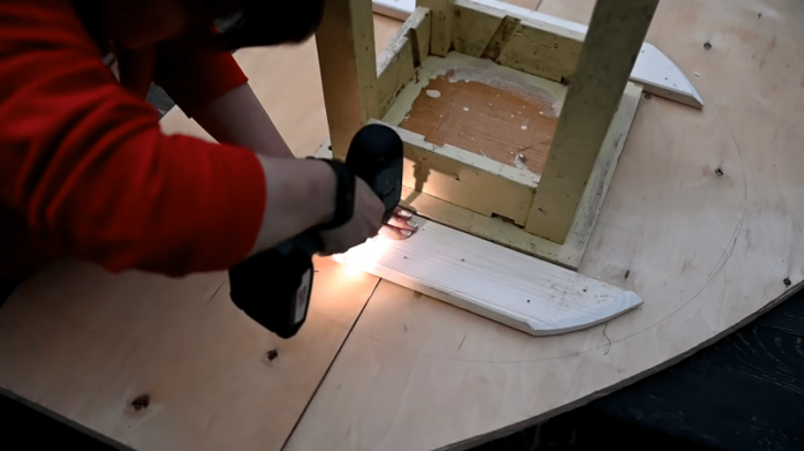 Как старая советская табуретка в руках мастерицы превращается в шикарный стол