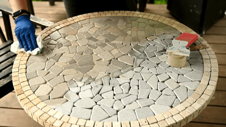 Как старая советская табуретка в руках мастерицы превращается в шикарный стол