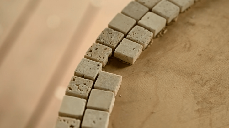 Как старая советская табуретка в руках мастерицы превращается в шикарный стол