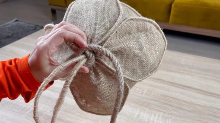 Крутая вещица из мешковины и пластиковой бутылки