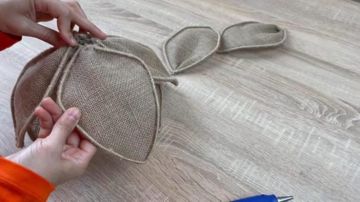 Крутая вещица из мешковины и пластиковой бутылки