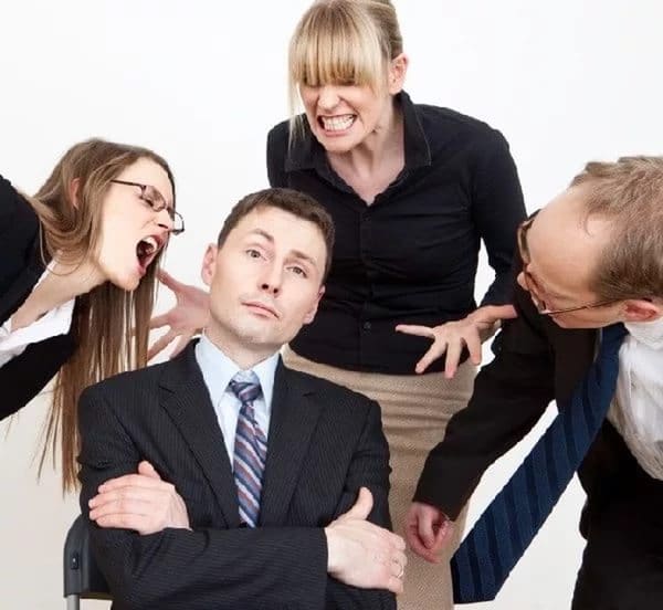 Лучше промолчать: темы, которые нельзя обсуждать на работе