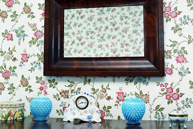 Не спешите выкидывать остатки обоев: оригинальные идеи их применения