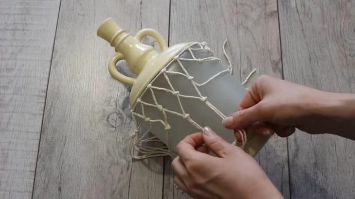 Необычный декор бутылки из простого материала