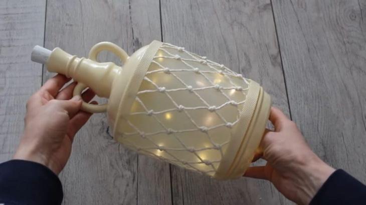 Необычный декор бутылки из простого материала