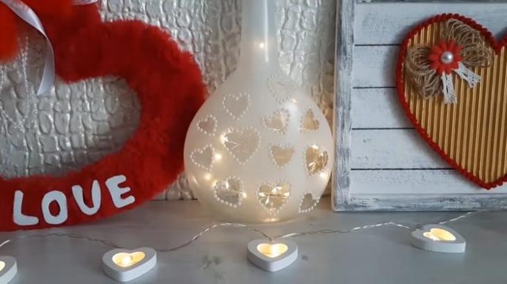 Необычный декор бутылки из простого материала