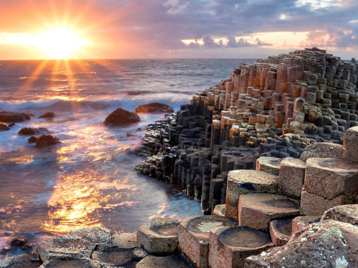 Огненная радуга и дорога гигантов: 15 редких и впечатляющих природных феноменов