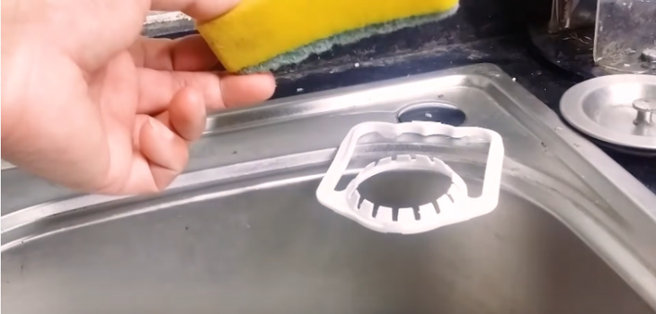 Оригинальное применение ручки от пластиковых бутылок