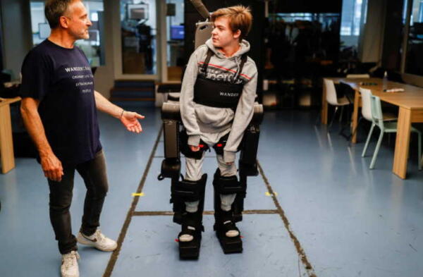 Отец собрал для сына с инвалидностью экзоскелет, позволяющий ему ходить