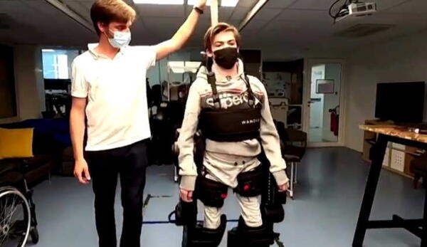 Отец собрал для сына с инвалидностью экзоскелет, позволяющий ему ходить