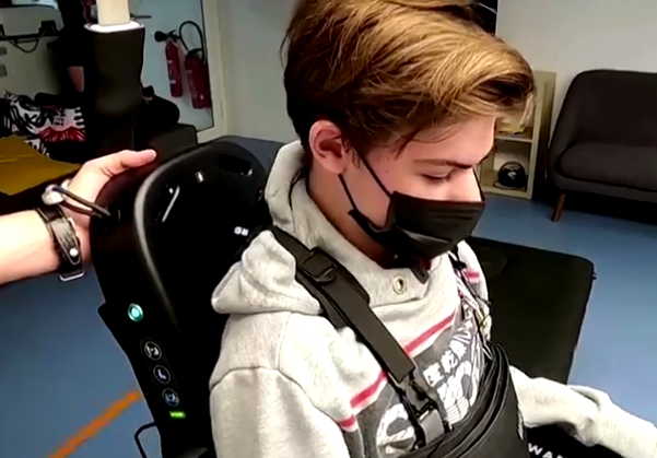 Отец собрал для сына с инвалидностью экзоскелет, позволяющий ему ходить