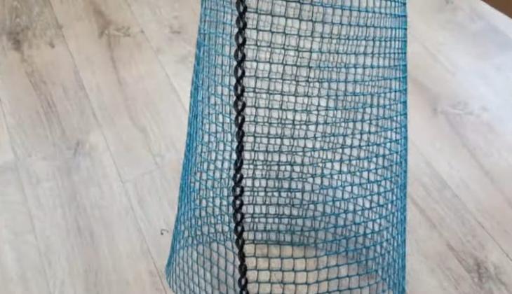 Полезная вещь из ненужной сетки и футболки