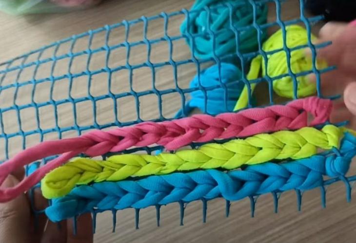 Полезная вещь из ненужной сетки и футболки