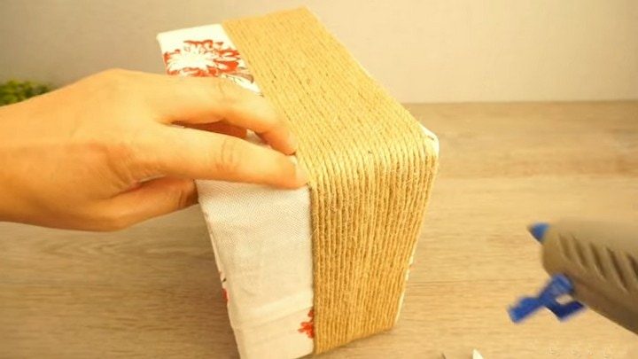 Полезная вещица из обычной картонной коробки