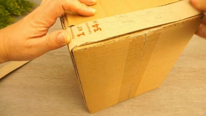 Полезная вещица из обычной картонной коробки