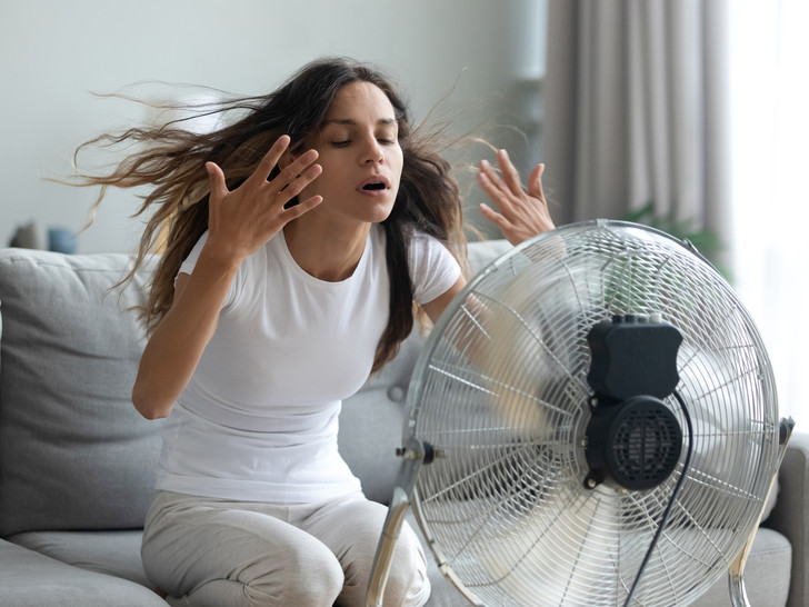 Прими теплую ванну, съешь яйцо и еще 7 лайфхаков, которые помогут заснуть в жару